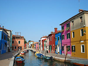 בוראנו - אזור הכולל חמישה איים בלגונה שבצפון-מזרח ונציה. האזור מאופיין בבתים הצבועים בצבעים שונים, האחד שונה ממשנהו.