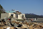 建物の屋上に乗り上げたトラック