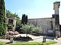 Église de Castelnau-sur-l'Auvignon et le monument aux morts des combats du 21 juin 1944