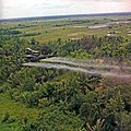 直升機在湄公河三角洲農田中噴灑落葉劑。