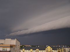 暗い雨雲の下のロール雲