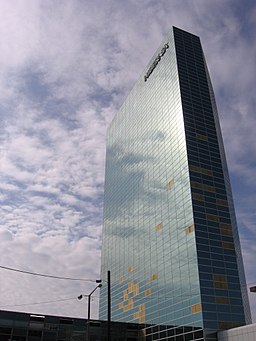 Capital One Tower, tidigare Hiberniatornet (Hiberniatower / La tour Hibernia) är stadens näst högsta byggnad, sett efter Orkanen Rita. Byggnaden var stadens högsta tills L'Auberge du Lac casino byggdes.