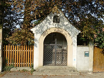 Маленький храм, расположенный на краю дороги