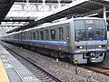 旧塗色時代の207系。JR西日本のコーポレートカラーとJR京都・神戸線系統のラインカラーを表す帯を巻いていた。