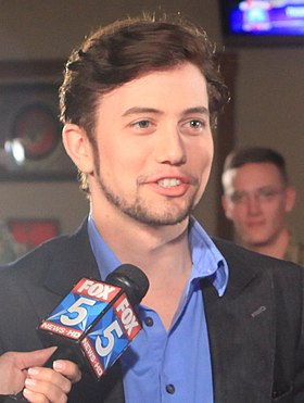 Jackson Rathbone interprète Jasper.