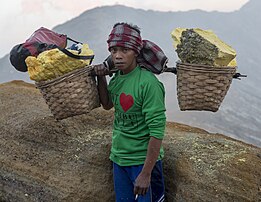 Mineur indonésien transportant du minerai de soufre extrait de la solfatare du Kawah Ijen. (définition réelle 4 787 × 3 699)