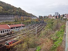 ブラチスラヴァ中央駅構内（左下）に面したラマチュトンネル（中央）で小カルパチア山地山麓の鞍部を抜ける（2017年）