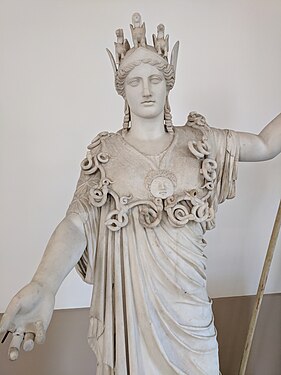 Athéna Farnèse, statue de la déesse à l'égide sous la forme d'une cuirasse bordée de serpents avec le masque de Gorgone. Musée archéologique national de Naples.