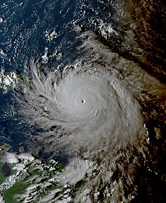 Hurrikan Maria zum Zeitpunkt seiner stärksten Intensität am 19. September um 21:15 Uhr UTC, kurz vor Erreichen der Küste von Puerto Rico