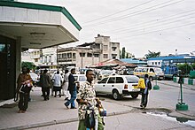 Vendeurs ambulants au terminus des autocars