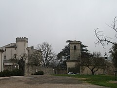 Vue générale du château, l'église et le campanile.