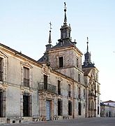 Palacio-iglesia de Nuevo Baztán (1709-1713), integrado por dos edificios contiguos: el recinto palaciego (izqda.) y la iglesia de san Francisco Javier (dcha.). Es obra de José Benito de Churriguera (1665-1725)