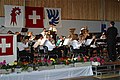 Les drapeaux cantonal, suisse et d'Arlesheim lors d'une manifestation communale.