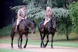 La reine Elisabeth II (à l'âge de 56 ans) pratiquant l'équitation aux côtés du président des États-Unis Ronald Reagan, en 1982.