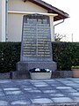 Le monument aux morts près de la mairie.