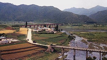 충주댐 수몰지구 선로 이설 이전에 있던 철교(현천철교, 1985년 철거)