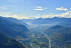 Vue de la vallée du Rhône entourée des Alpes.