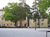 Ålstensskolan, ingång till Stockholms stadsbiblioteks filial, som låg i skolan 1930-1992. Ålstens bibliotek, som låg i Ålstensskolan, avvecklades och stängdes 1992.[8]