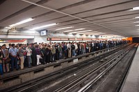 Überfüllter Bahnsteig der Station Tacuba, Mexiko-Stadt