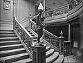 Escalera trasera de primera clase del Olympic, casi idéntica a la del Titanic (Véase el reloj que se aprecia en la esquina superior izquierda).