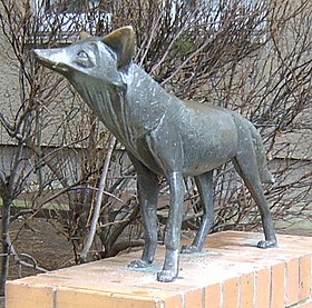 The fox by the sculptor Stephan Horota. It is located in front of the Hilde Coppi daycare centre in Rosengasse, Frankfurt. The sculpture, commission by the city council in the 1950s, is the only one the artist in Frankfurt
