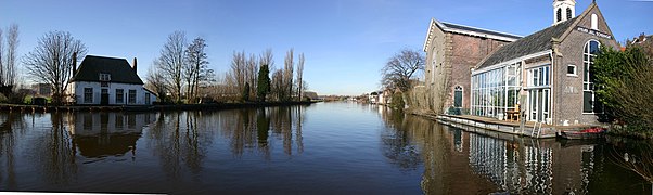 La Delftse Schie dans Overschie depuis l'embranchement avec la Rotterdamse Schie (à droite avant le bâtiment) et la Schiedamse Schie (derrière le photographe)