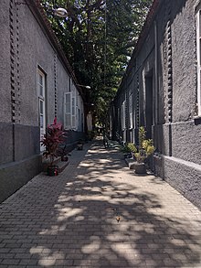 Boulevard da escola que permite acesso as salas de aula