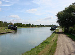 Le canal latéral à l'Aisne à l'entrée de l'écluse.