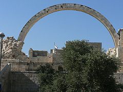 Arco recordatorio, reconstruido en 1977