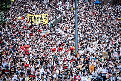 湾仔轩尼诗道人山人海的游行情景