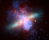 Cette image composite a été réalisée en utilisant des photos dans le visible prise par le télescope spatial Hubble, des données infrarouges captées par le télescope spatial Spitzer et des données en rayons X captées par le télescope spatial Chandra. Les émissions rayons X proviennent des électrons se déplaçant à haute vitesse et elles sont en bleu sur l'image.