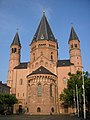 Mayence : groupe est de cathédrale Saint-Martin. Chœur orienté et partie orientale de la nef. Comme à Worms, Spire et Maria Laach, la façade présente trois tours. La nef et les étages inférieurs des tours latérales sont les principaux vestiges de l'époque de Willigis.