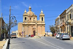 Kyrka och torg i Iż-Żebbuġ