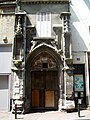 Portal lateral de la antigua iglesia de San Cristobal, destruida durante la Revolución francesa.