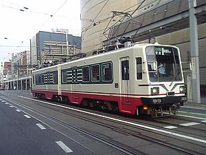 在岐阜市內線乘車處停靠中的Mo770形（日语：名鉄モ770形電車 (2代)）