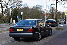 Photo d'une berline Mercedes-Benz 500 SEL vue de trois-quarts arrière.