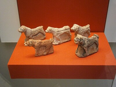 Statuettes protectrices en terre cuite représentant des chiens. Palais nord de Ninive, v. 645, British Museum.