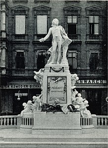 Le monument sur l'actuelle Albertinaplatz (vers 1900).