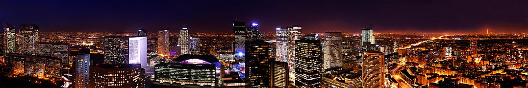 Paris-La Défense, premier quartier d'affaires européen par l'étendue de son parc de bureaux[326], attire plus de 8 millions de visiteurs chaque année[327].