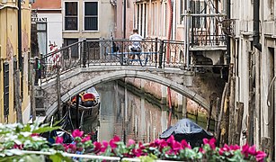 ponte dei Dai[3]. Le pont relie la Calle dei Fabbri au Procuratie