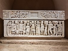 Sarcophage de sainte Quitterie datant de la fin de l'époque romaine en l'église Sainte-Quitterie d'Aire, bâtie au XIe siècle.