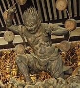 Una statua lignea di Raijin