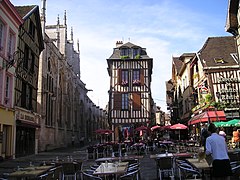 L'église st-Jean sur la gauche,