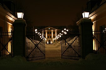 Umeå stadshus i vinternatt, tjänade tidigare som kavallerikasern.