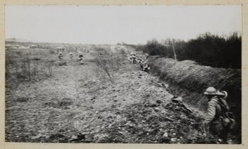 Les soldats sortent de leurs tranchées et passent à l'offensive. 17 avril 1917.