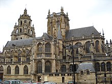 Photographie en couleur d'une église.