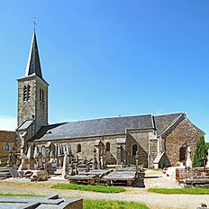 Côté sud et abside dans l'enclos paroissial.