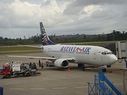 バタビア航空ボーイング737-300、ハン・ナディム空港（バタム）にて