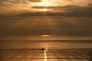 別府湾の朝日。 大分県別府市。 原作：663highland