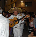 Mariachis y los fieles cantando las mañanitas